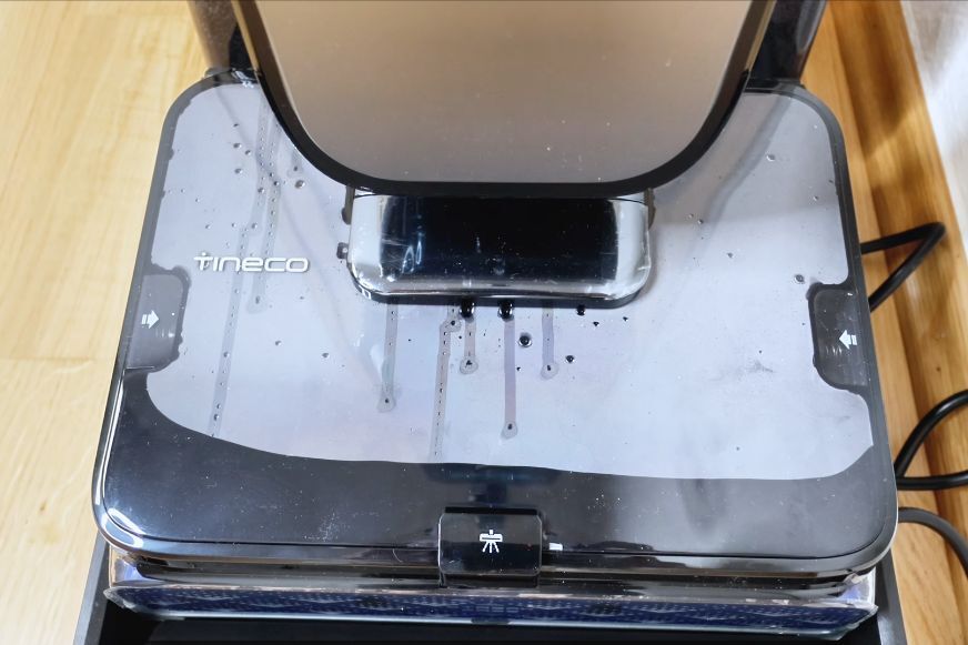 ineco Station S9 Scientist spült Bürstenwalze automatisch nach dem Einsatz mit Haustieren